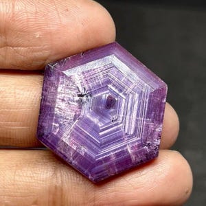 Gema de rubí trapiche natural tallada hexagonal: rara piedra de colección con patrón de estrella.