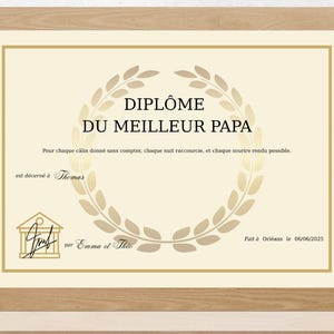 Peut inclure: Un certificat encadré avec le texte "DIPLÔME DU MEILLEUR PAPA", orné d'une couronne de laurier. Le certificat est sur un fond beige clair et dans un cadre en bois. Deux petites plantes en pot sont à gauche.