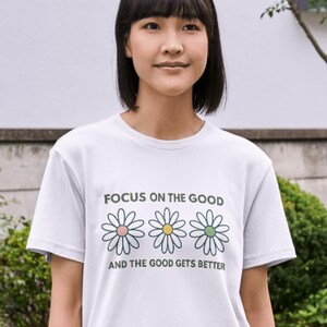 Positive Daisy Graphic T-Shirt: Focus on the Good - Motivational Tee