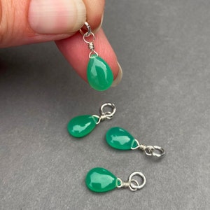 Collar con colgante de calcedonia verde esmeralda, piedra natal de mayo.