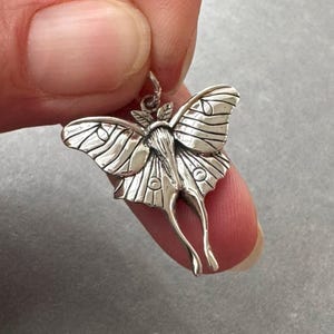 Collar con colgante grande de polilla luna en plata de ley, regalo para él o ella por menos de 20 €, joyería pagana con forma de insecto polilla, ideal para crear tus propias joyas.