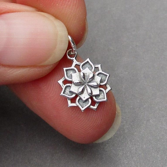 スターリングシルバー フローラル曼荼羅ブローチピンペンダント ムーンストーンクリスタル付き 1 5/8インチ