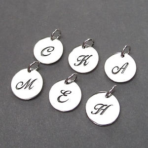 Dije de disco con letra inicial estampada en plata de ley, joyería personalizada, dije de collar, dije de pulsera, colgante de collar personalizado