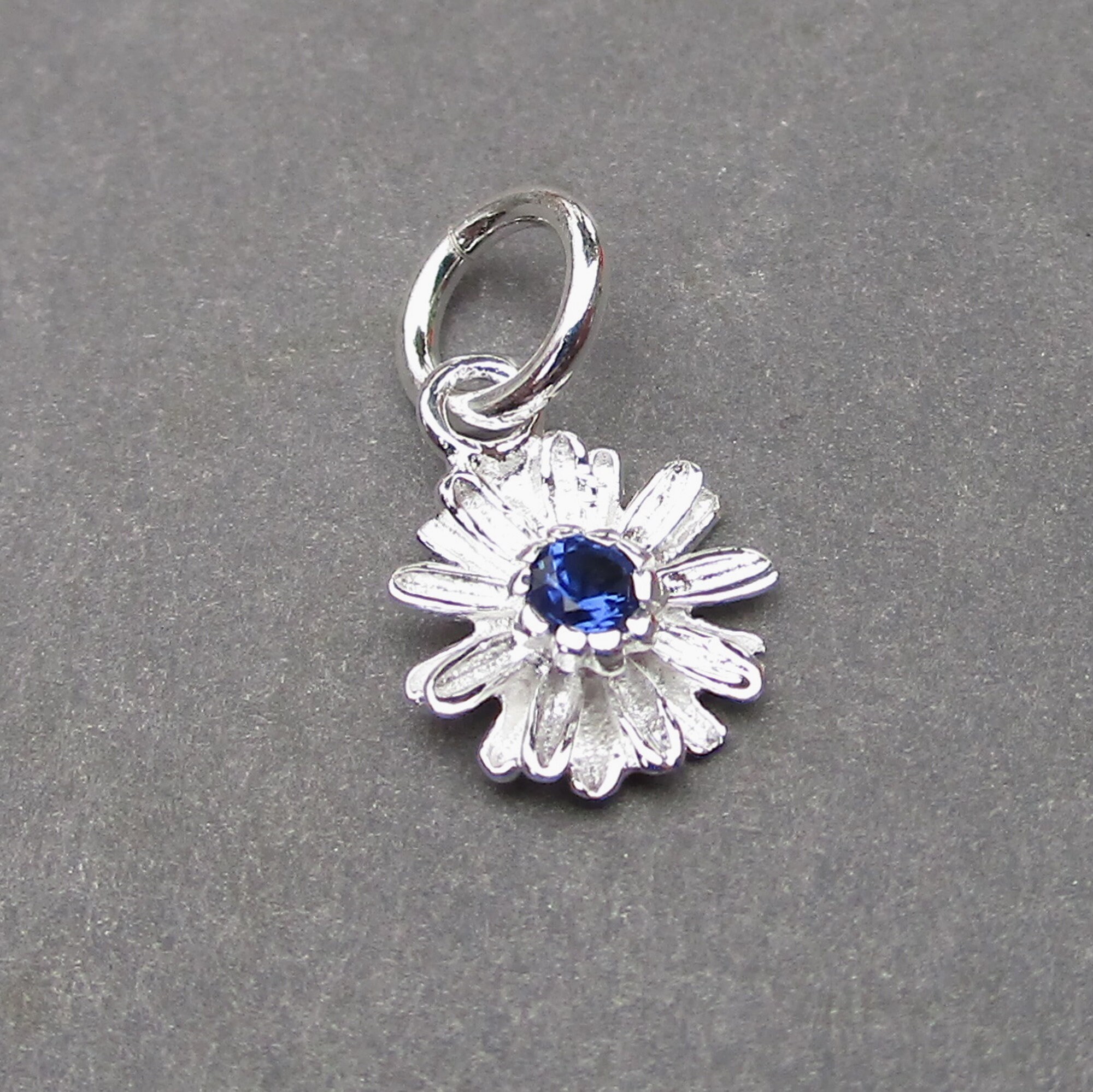 Pendentif Fleur En Argent Sterling Et Saphir - Petite Breloque Argentée - Occasion