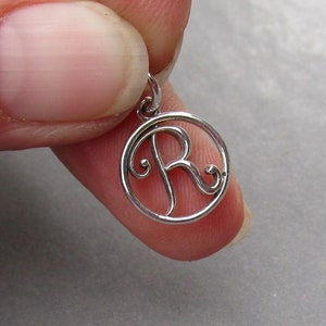 Encanto de letra inicial de plata de ley para pulseras y collares, joyería personalizada, encanto de collar, regalo para ella menor de 20 años
