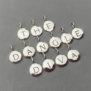 Colgante de collar con letra inicial en plata de ley, joyería personalizada, regalo para mamá, dije de pulsera, colgante de collar con llave de máquina de escribir