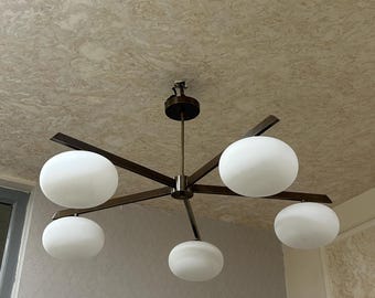 Elegante lampadario Sputnik in ottone – Lampadario a 5 luci in stile metà secolo con paralumi ovali in vetro satinato