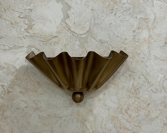 Aplique de pared de latón natural de mediados de siglo | Lámpara de pared con forma de media flor | Diseño minimalista ideal para: pasillo, isla de cocina, sala de estar, lámpara de tocador