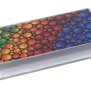Chequeboekomslag met regenboogstippen