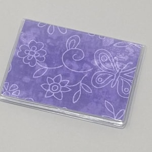Mini billetera con tarjetero y mariposas y flores moradas