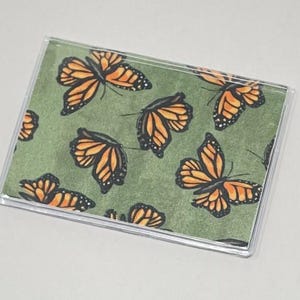 Mini billetera con tarjetero y mariposa monarca