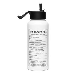 以下が含まれることがあります： 黒い蓋と注ぎ口が付いた白いウォーターボトル。ボトルには「RP-1 ROCKET FUEL MATERIAL SAFETY DATA SHEET」の文字が印刷されています。このボトルは、娯楽と商品販売のみを目的としています。