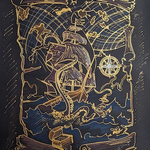 Peut inclure: Illustration sur fond noir à thème nautique. L'œuvre présente un contour doré d'un navire combattant un kraken, un coffre au trésor et une boussole. Le fond a un motif de carte avec des teintes bleues et violettes.