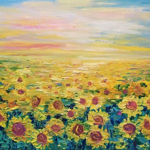 Op de afbeelding: Olieverfschilderij van een zonnebloemveld onder een kleurrijke lucht. De zonnebloemen zijn geel met bruine centra, tegen een achtergrond van blauwe, roze en gele tinten. Het kunstwerk maakt gebruik van dikke penseelstreken.