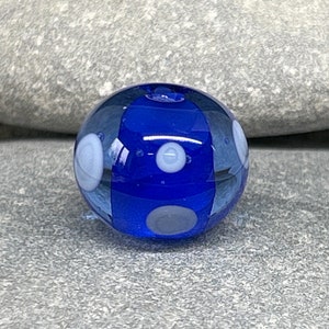 Conta de lampwork artesanal, azul sobre azul