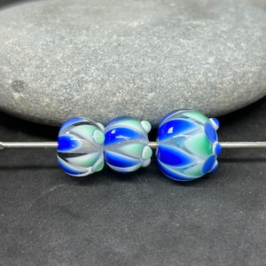 Blaugrüne Blütenblätter – handgefertigtes Lampwork-Glasperlen-Set