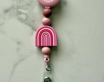 Porta credenciales arcoíris rosa, porta credenciales bohemio, porta credenciales bonito para profesores, clip para credenciales con cuentas, porta credenciales de silicona con cuentas, credencial de trabajo estética