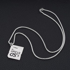 SD-kaartketting, op technologie geïnspireerde sieraden, geek-chique hanger, roestvrijstalen ketting, digitale geheugenbedel, creatief accessoire, nerdketting