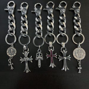 Chaveiro gótico de prata, chaveiro 925 feito à mão, pingente de chaveiro em forma de cruz, pingente de medalhão de santo, acessório gótico de prata, chaveiro de punhal personalizado