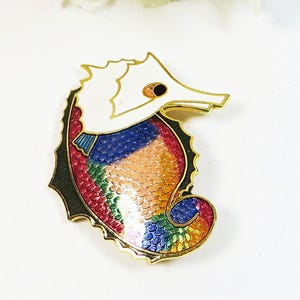 1980s Pin Brooch Enamel SeaHorse, Beautiful Multicolour Vintage Brooch in Lovely Vintage Condition, Seahorse Enamel Brooch Pin Jewellery