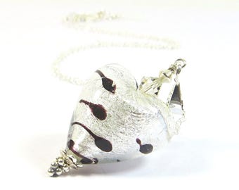 Collana a cuore in vetro di Murano, lamina d'argento con schizzi d'inchiostro, vetro veneziano con argento sterling e Swarovski