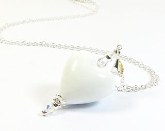 Collana a forma di cuore in vetro di Murano, vetro veneziano bianco opaco con cristalli Swarovski e argento sterling.