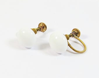 Orecchini a vite anni '30, stile Art Déco ceco boho con cabochon in vetro bianco su ottone, senza fori.