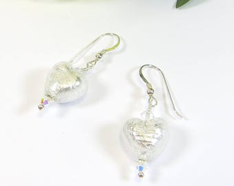 Orecchini a forma di cuore in argento di Murano, vetro veneziano trasparente con lamina d'argento e Swarovski, clip disponibili.