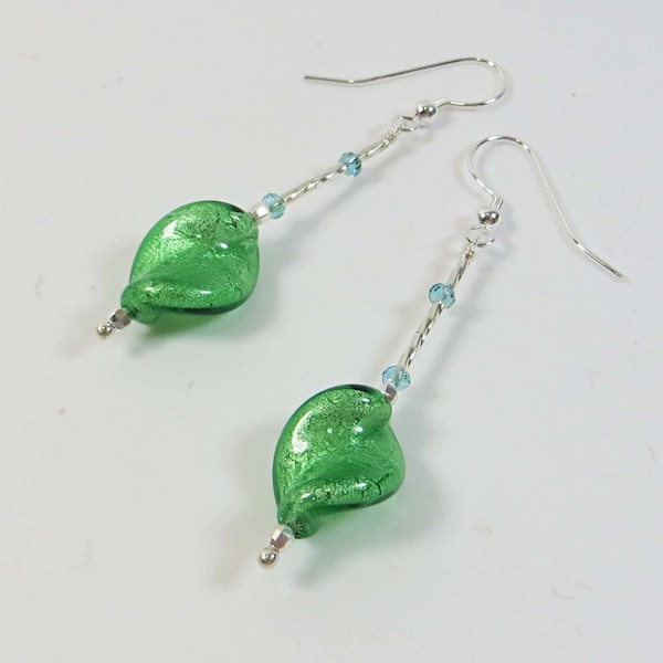 Boucles d'oreilles torsadées en verre vénitien de Murano vert émeraude avec feuille d'or blanche, boucles d'oreilles faites à la main, boucles d'oreilles en verre Twist Ruffles avec argent et cristal