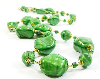 Collana vintage, perline di vetro satinato verde erba bohémien ceche degli anni '30, riciclate, infilate e rimodellate