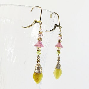 Boucles d'oreilles faites main, boucles d'oreilles délicates Songe d'une nuit d'été, fleurs et feuilles roses et vertes, verre tchèque, remplissage d'or 14 carats et cristal scintillant
