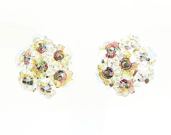 Orecchini a clip anni '50, con fiori di margherita Aurora Boreale Swarovski AB vintage, chiusura non forata placcata in rodio color argento.