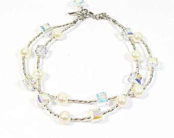 Braccialetto di perle e Swarovski, scintillanti cubi di cristallo a due fili con perle d'acqua dolce color crema e argento sterling