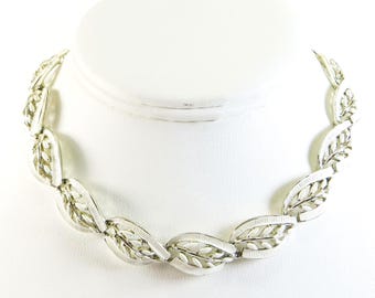 Collana girocollo anni '60, smalto bianco, placcata argento, lunghezza regolabile, snodabile.