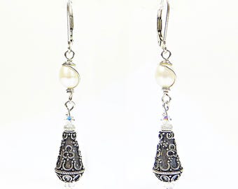 Orecchini in perle e argento, perle d'acqua dolce con pendenti in argento sterling 925 e cristalli Swarovski; chiusura a clip disponibile.