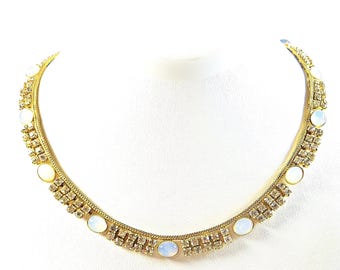 Collana anni '80, cabochon in vetro opalescente e strass di cristallo, girocollo vintage color oro regolabile.