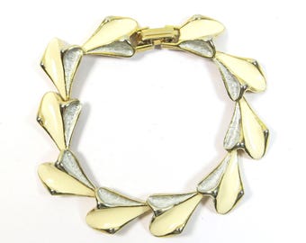 Bracciale vintage anni '60, grazioso bracciale anni '60 con maglie articolate color oro e smalto color crema beige.