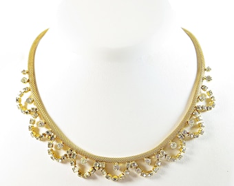 Collana anni '60-'70, girocollo in maglia color oro con strass di cristallo, lunghezza regolabile