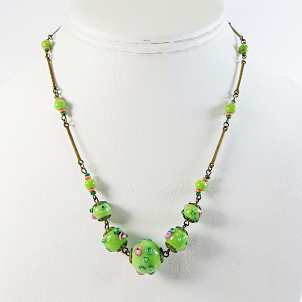 Collier de perles de verre tchèque Boho vert pomme des années 1930, joli collier vintage de perles de verre faites à la main vert avec des fleurs roses et des feuilles