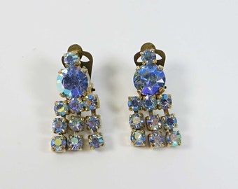 1950s Crystal Rhinestone AB Aurora Borealis Fringe Style Goldtone Clip en pendientes, pendientes de clip vintage no perforados con diamantes de imitación de cristal