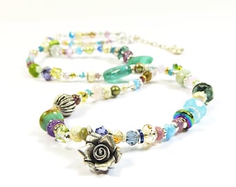 Collana con pietre preziose e ciondolo a forma di fiore Karen Hilltribe, argento sterling, cristalli Swarovski e perline provenienti da tutto il mondo.