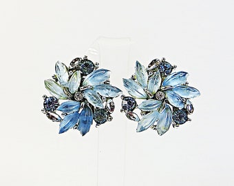 Boucles d'oreilles clip des années 1950, 1960, signées Lisner, feuilles de lucite strass bleu et cristal strass ton argenté, boucles d'oreilles vintage