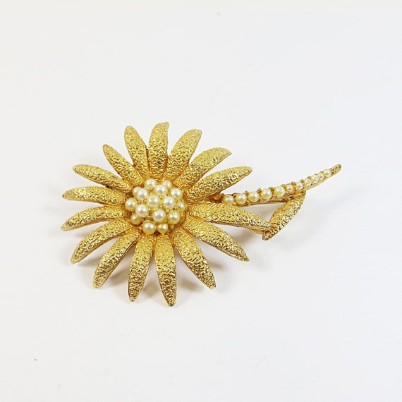 1960s Daisy Flower Brooch Pin , Very Lovely Appro… - image 3