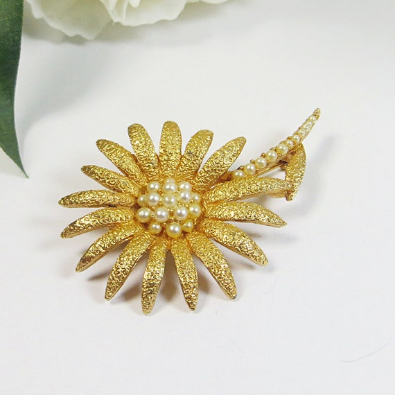 1960s Daisy Flower Brooch Pin , Very Lovely Appro… - image 7