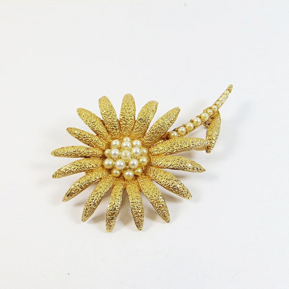 1960s Daisy Flower Brooch Pin , Very Lovely Appro… - image 1
