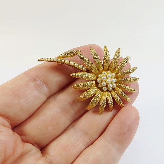 1960s Daisy Flower Brooch Pin , Very Lovely Appro… - image 10