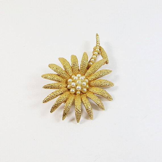 1960s Daisy Flower Brooch Pin , Very Lovely Appro… - image 2