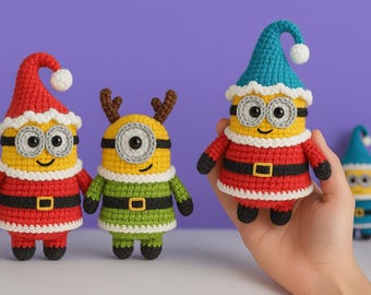 Peut inclure: Figurines de Minions crochetés en tenues de fête. L'un porte un bonnet et un costume de Père Noël rouges, un autre un costume de renne, et un troisième tient un chapeau bleu. Chacun a de grands yeux et un visage souriant, parfait pour Noël.
