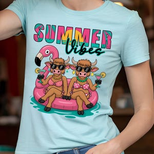 Diseño de camiseta PNG con ambiente veraniego - Vacas de las Tierras Altas con Amigas - Flamenco rosa de piscina - Letras playeras - Sublimación DTG, descarga digital 006