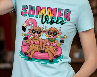 Vibrazioni estive PNG - Maglietta Sassy Highland Cow Girlfriends PNG, Galleggiante da piscina con fenicottero rosa PNG, Vacanza, Design di tendenza, Download digitale 006